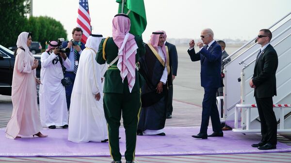 Президент США Джо Байден 15 июля 2022 года прибыл в Международный аэропорт имени короля Абдулазиза в Джидде, Саудовская Аравия. - Sputnik Узбекистан