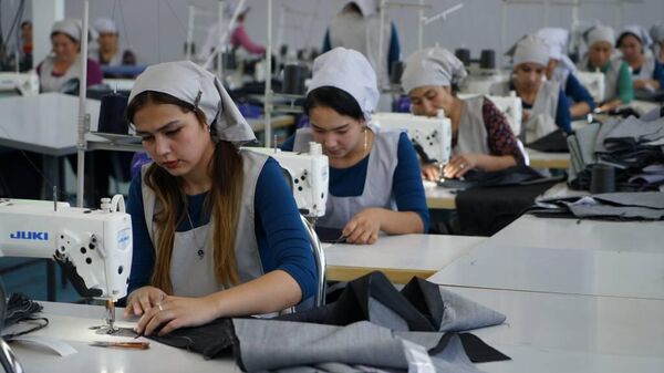 В Наманганской области открылась фабрика по пошиву джинсов  - Sputnik Узбекистан