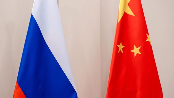 Государственные флаги РФ и КНР - Sputnik Ўзбекистон