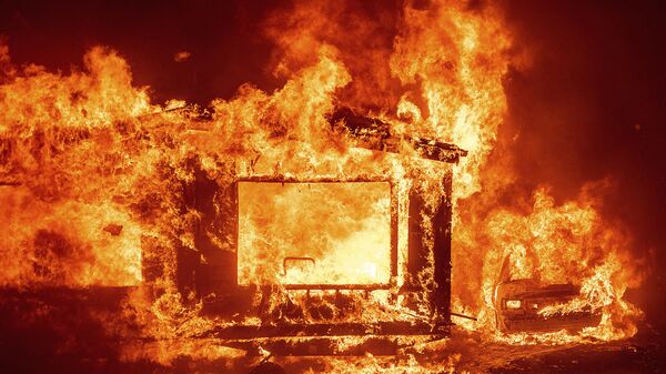 Горящие дом и автомобиль в округе Напа в Калифорнии во время лесных пожаров - Sputnik Ўзбекистон