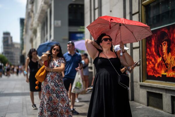 От жаркого солнца в Мадриде не спастись под зонтом. - Sputnik Узбекистан