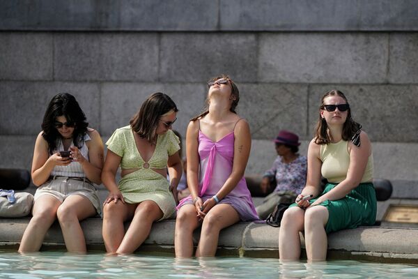 В них можно помочить ножки. Так, например, делают эти женщины на Трафальгарской площади в центре Лондона.  - Sputnik Узбекистан