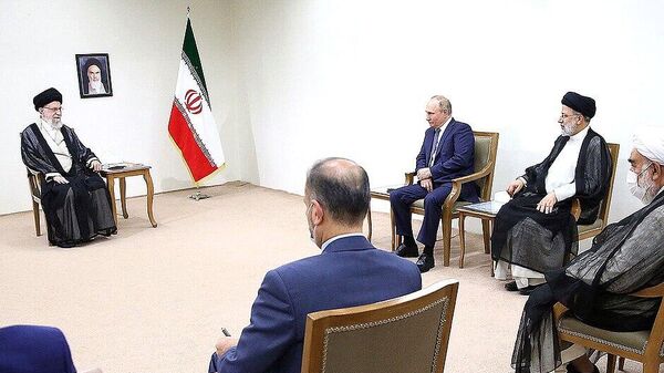 В ходе рабочего визита в Иран Владимир Путин встретился с Верховным руководителем и духовным лидером Исламской Республики Иран аятоллой Али Хаменеи. - Sputnik Ўзбекистон