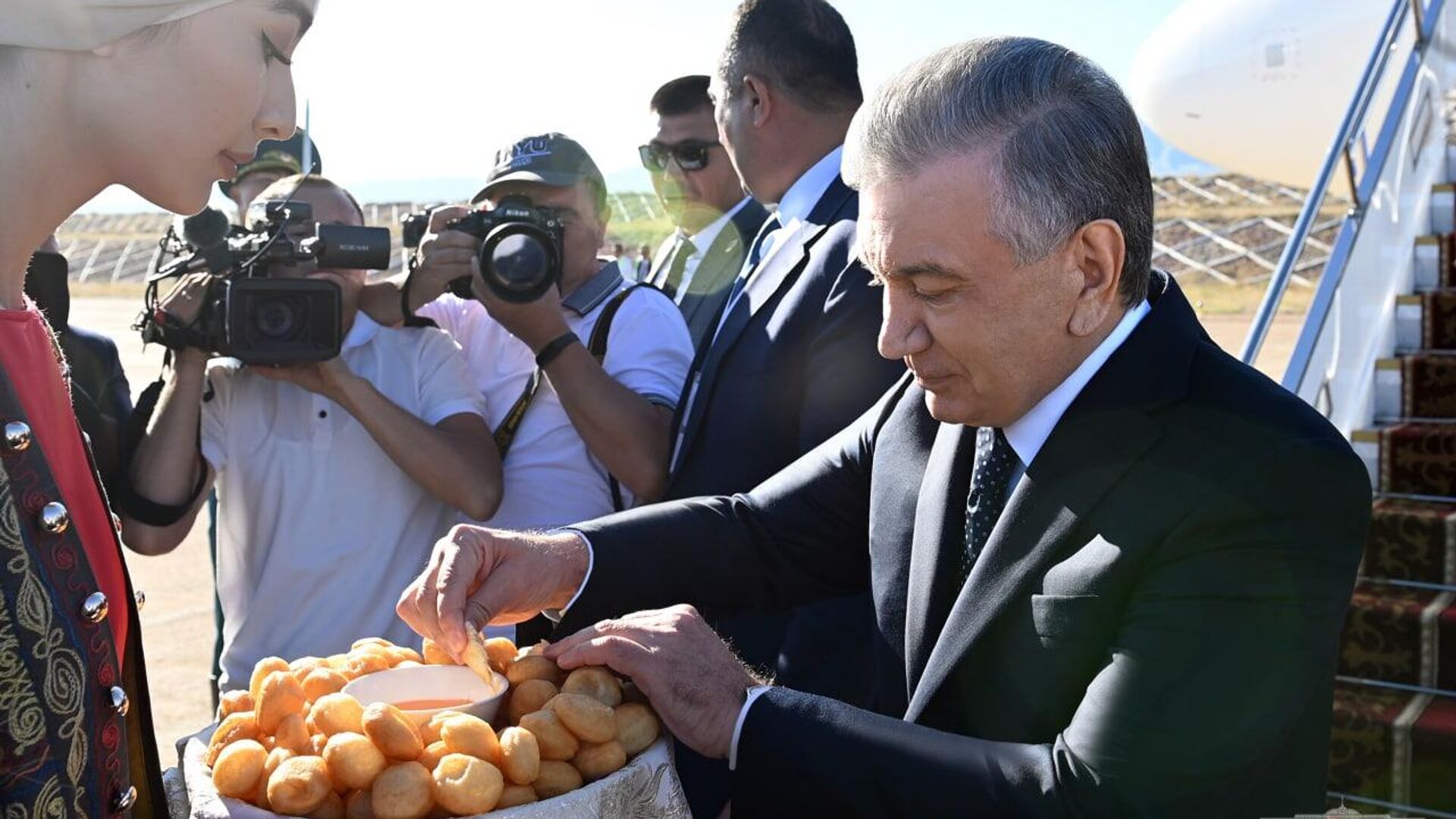 Президент Республики Узбекистан Шавкат Мирзиёев прибыл
 в город Чолпон-Ату Кыргызстана - Sputnik Узбекистан, 1920, 23.07.2022