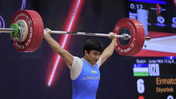 На континентальном первенстве по тяжелой атлетике среди юниоров и молодежи Ташкент-2022 Диёрбек Эрматов завоевал две награды - Sputnik Узбекистан