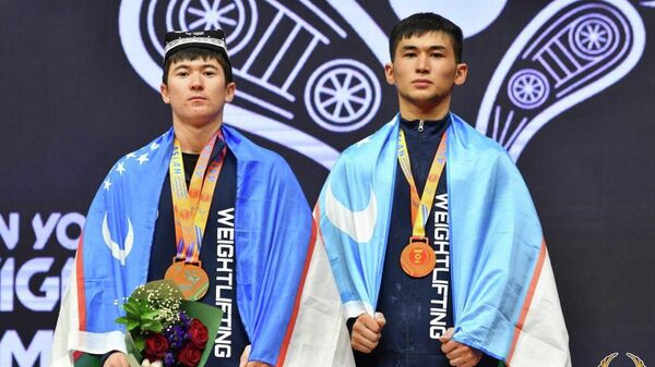 На проходящем в Ташкенте чемпионате Азии по тяжелой атлетике среди юниоров и молодежи наши соотечественники записали на свой счет очередные медали - Sputnik Узбекистан
