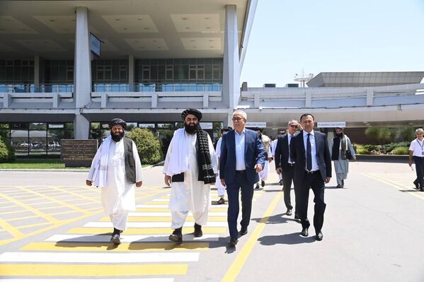 V Tashkent pribila delegatsiya vremennogo pravitelstva Afganistana vo glave s i.o. ministra inostrannix del Amir Xanom Muttaki - Sputnik O‘zbekiston