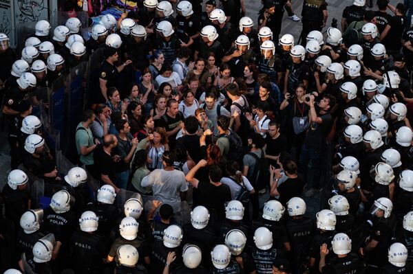 Полициячилар намойишчиларни қуршаб олишмоқда, Истанбул. - Sputnik Ўзбекистон