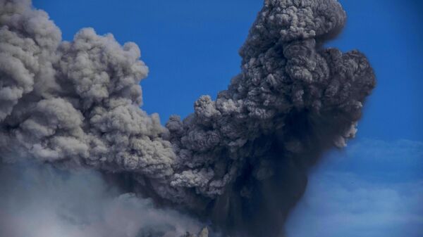 Izverjeniye vulkana Sinabung v Indonezii - Sputnik Oʻzbekiston