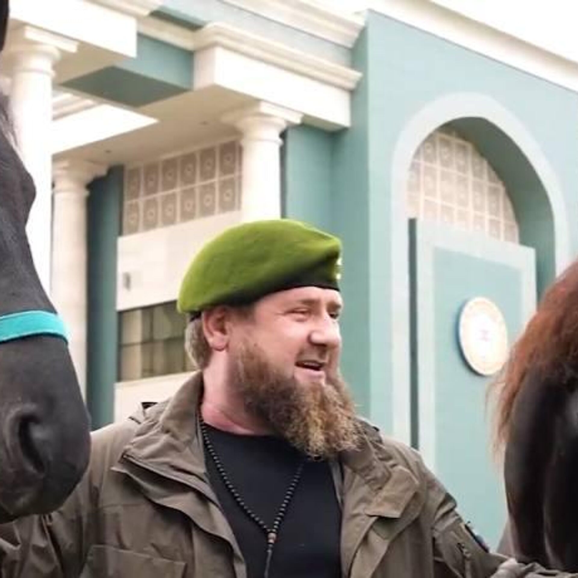 Поздравление кадырову. Рамзан Кадыров. Лошадь Кадырова. Подарок Кадырову лошадь. Кадыров на коне.