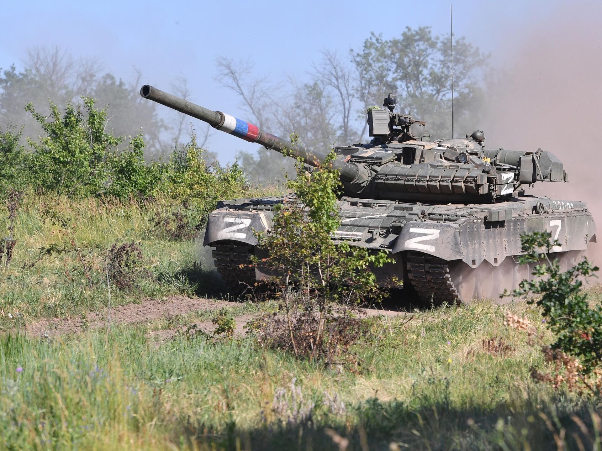 Танковая атака под авдеевкой. Т-80бв на Украине. Т-80 ВСУ. Т-80бв на Украине 2022. Танк т-90 на Донбассе.