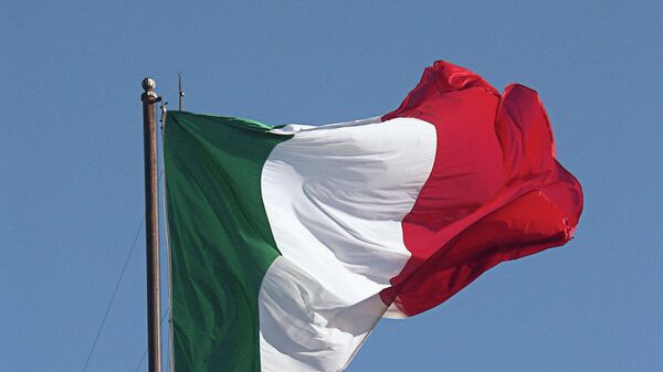 Flag Italii i skulptura arxangela Mixaila na zamke Svatogo Angela v Rime. - Sputnik O‘zbekiston