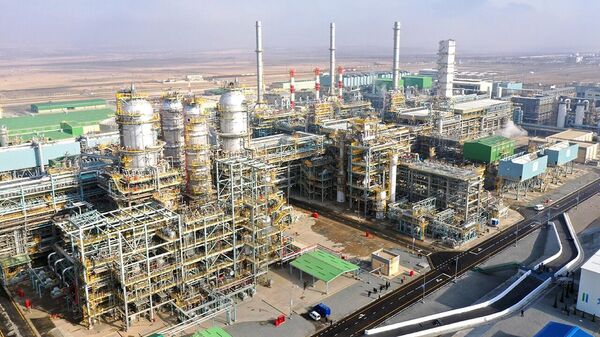 Бухоро нефтни қайта ишлаш заводи “GTL” нафтасининг биринчи партиясини қабул қилди - Sputnik Узбекистан