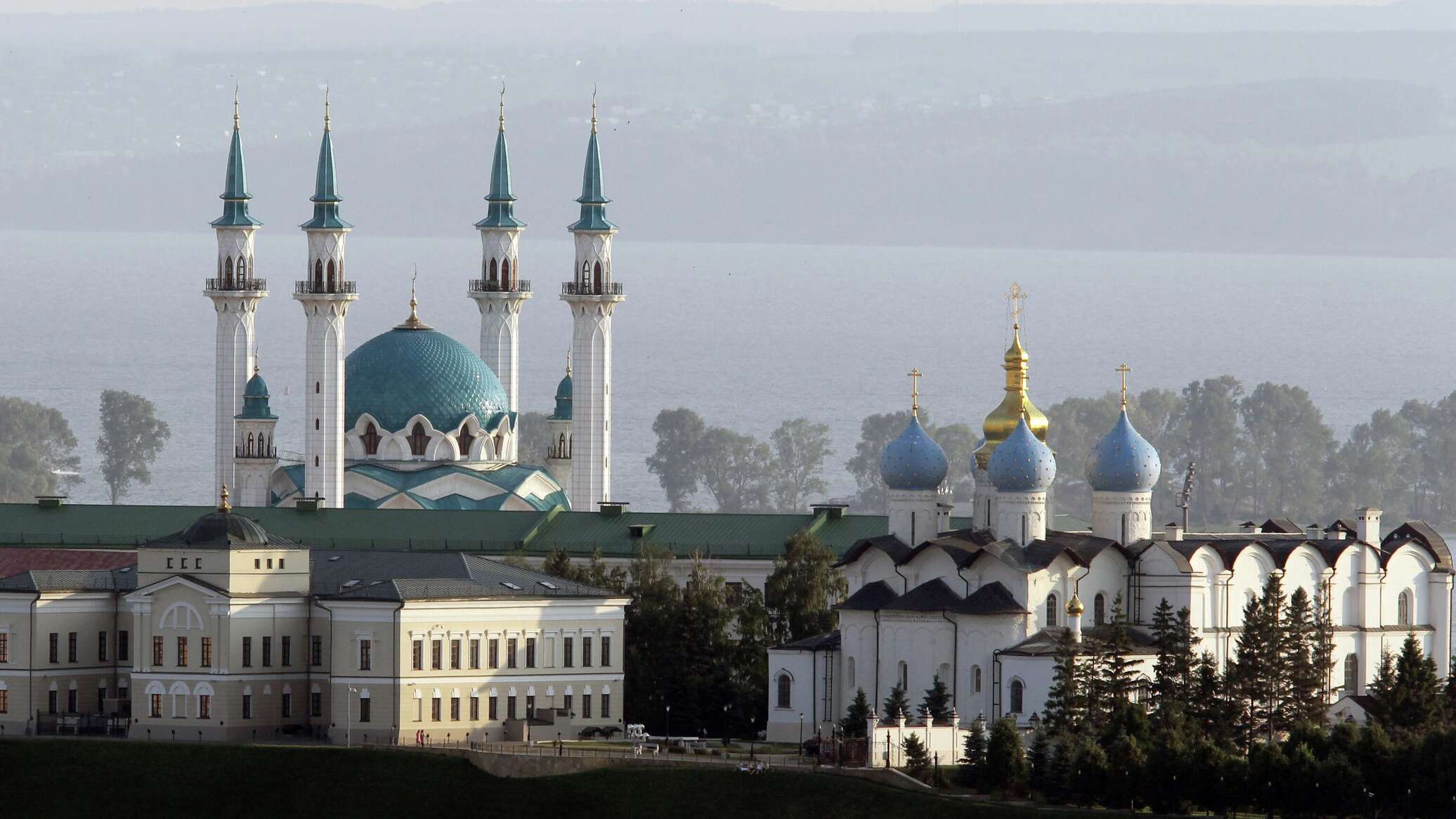 Церкви храмы мечеть. Мечеть кул-Шариф. Казанский Кремль кул Шариф. Казань кул Шариф и Благовещенский собор. Церковь кул Шериф Казани.