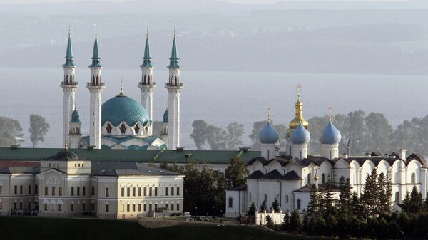 Вид на Мечеть Кул Шариф (слева) и Благовещенский собор (справа), расположенные на территории Казанского Кремля, со смотровой площадки отеля Ревьера. На втором плане - река Волга. - Sputnik Узбекистан