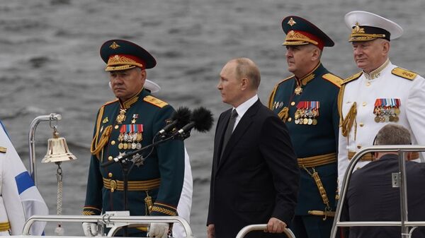 Президент РФ В. Путин принял Главный военно-морской парад - Sputnik Узбекистан