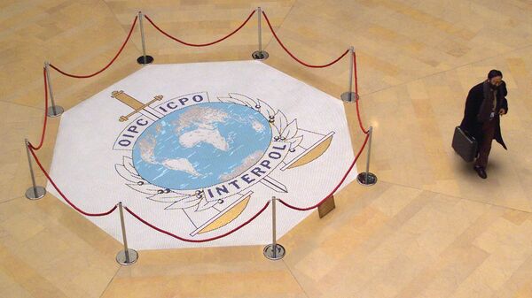 Логотип в вестибюле здания Интерпола в Лионе - Sputnik Узбекистан