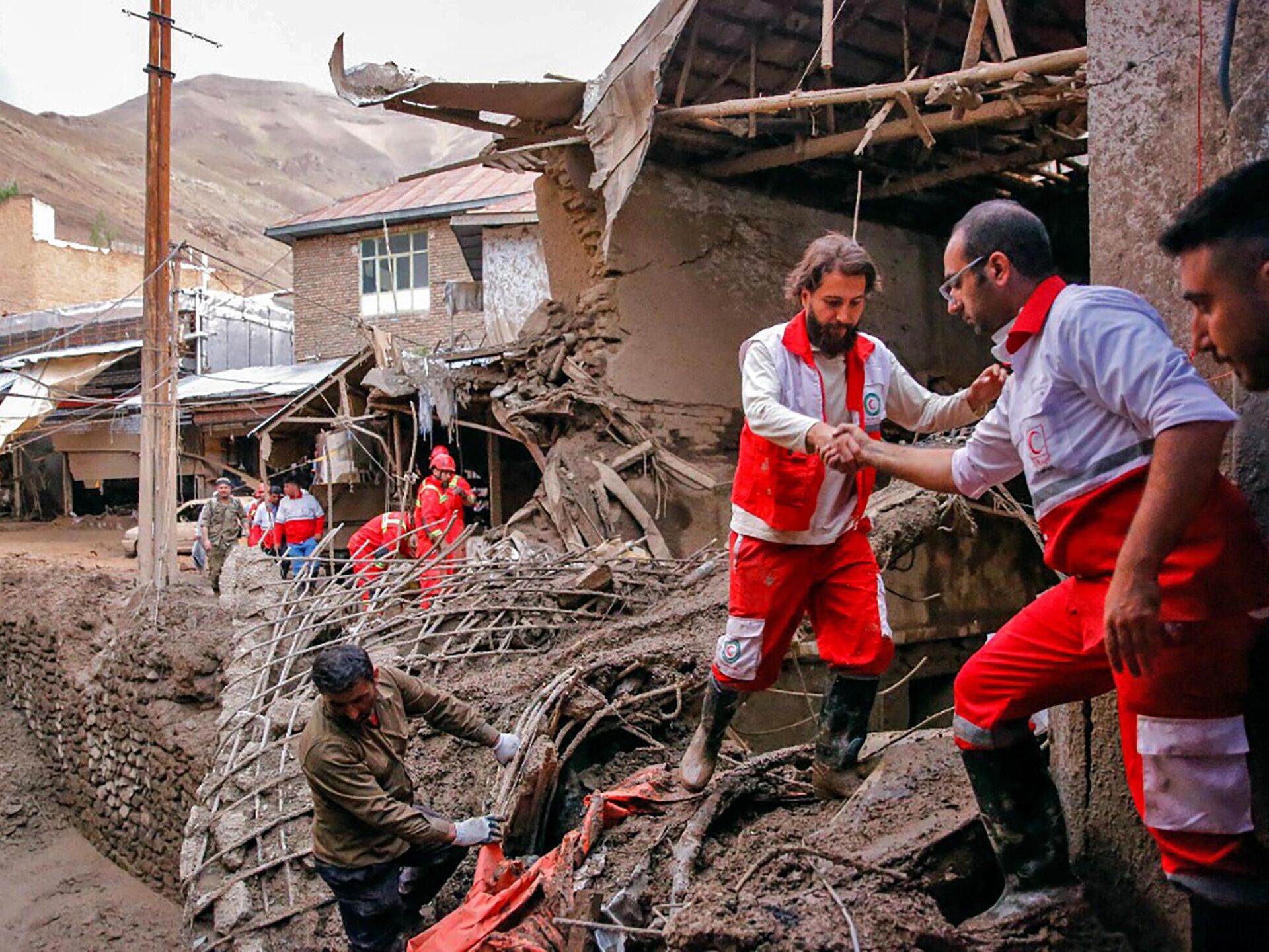 Ситуация в иране 2024. Ликвидация последствий наводнения. Наводнение в Иране. Иран люди. Село Иран.