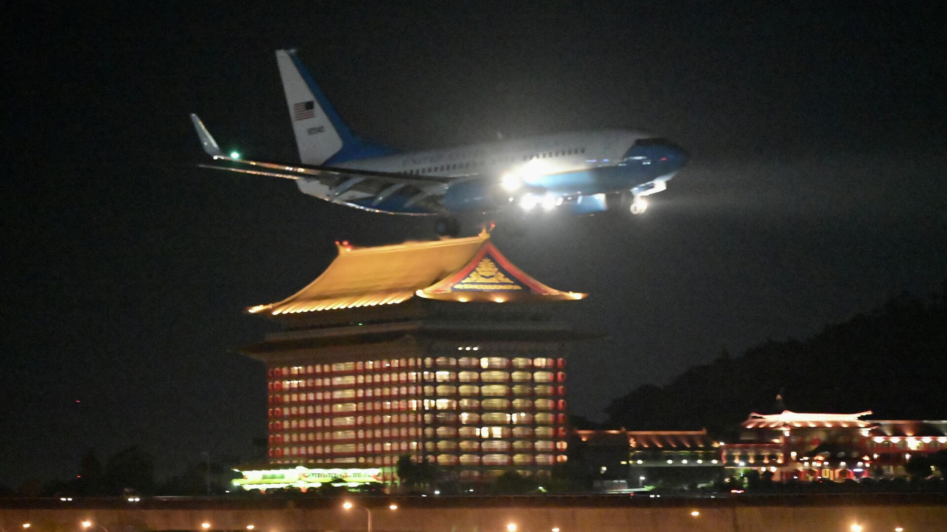 Военный самолет США со спикером Палаты представителей Нэнси Пелоси на борту готовится приземлиться в аэропорту Суншань в Тайбэе 2 августа 2022 года. - Sputnik Ўзбекистон, 1920, 03.08.2022