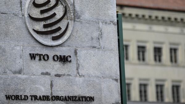 Эмблема Всемирной торговой организации (ВТО) возле здания штаб-квартиры организации в Женеве - Sputnik Узбекистан