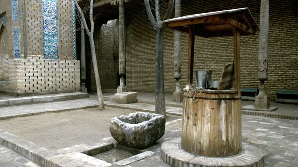 Колодец во внутреннем дворике самаркандского мавзолея Пахлавана Махмуда - Sputnik Узбекистан