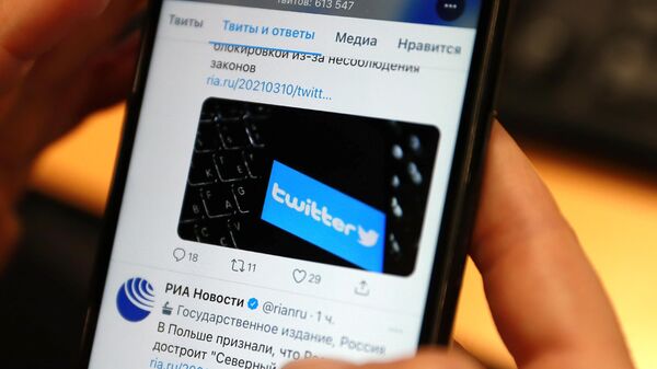Stranitsa sotsialnoy seti Twitter na ekrane mobilnogo telefona. - Sputnik Oʻzbekiston