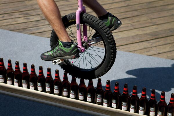 В Германии мужчина установил рекорд Гиннесса, проехав на одноколесном велосипеде по 127 пивным бутылкам. - Sputnik Узбекистан