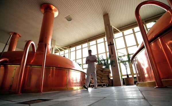 Огромные чаны с пивом на пивоварне в Чехии. - Sputnik Узбекистан