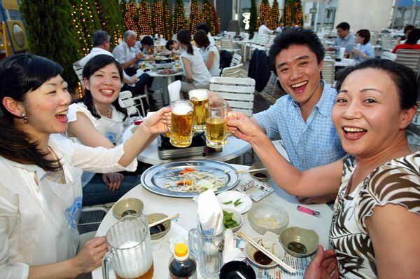 В Токио жаркая погода привела к рекордным продажам пива. В июле 2014 года температура воздуха здесь достигла рекордных 39,5 градуса Цельсия. - Sputnik Узбекистан