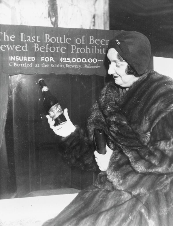 Последняя бутылка пива, которую разлили перед вступлением в силу &quot;сухого закона&quot; в Чикаго в 1930 году.  - Sputnik Узбекистан