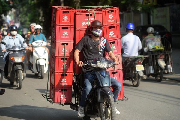 Развозчик везет ящики с пивом в Ханое, Вьетнам.  - Sputnik Узбекистан