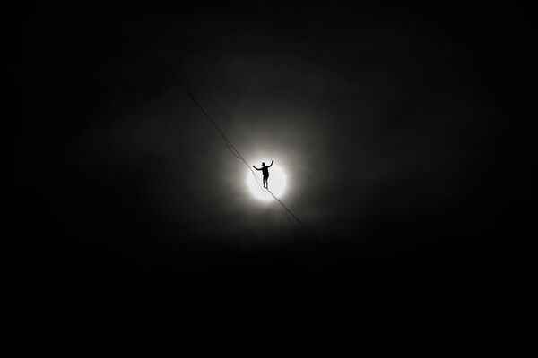 Fransiyalik arqonda yuruvchi Natan Paulin ko‘l bo‘ylab 50 metr uzunlikdagi 950 metr uzunlikdagi dorda yurmoqda. - Sputnik O‘zbekiston