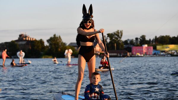 Участники костюмированного заплыва в рамках фестиваля сап-серфинга на Верх-Исетском пруду в Екатеринбурге - Sputnik Ўзбекистон