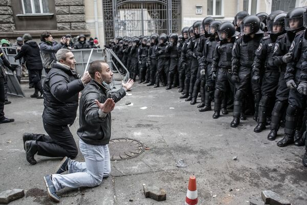 На фото: столкновения протестующих с бойцами сил правопорядка во время беспорядков возле здания администрации президента Украины. - Sputnik Узбекистан