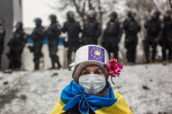 Участница протестных митингов за евроинтеграцию Украины на улице Грушевского в Киеве. - Sputnik Узбекистан