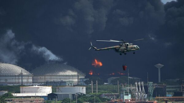 Сильный пожар начался на кубинском нефтехранилище в порту провинции Матансас  - Sputnik Ўзбекистон