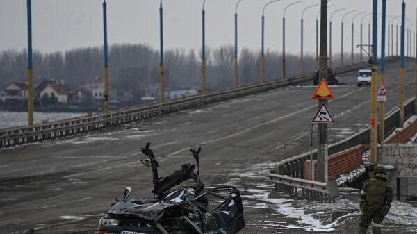 Разрушенный автомобиль у моста через реку Днепр - Sputnik Ўзбекистон