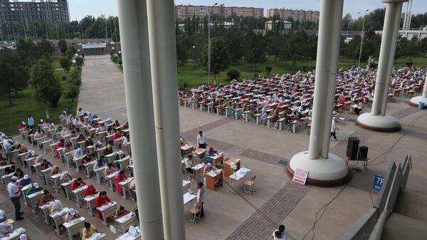 Абитуриенты во время вступительных экзаменов в вузы  - Sputnik Узбекистан