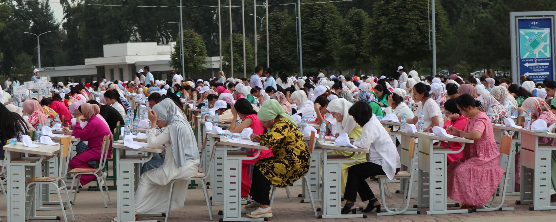 Abituriyenti vo vremya vstupitelnix ekzamenov v vuzi  - Sputnik O‘zbekiston, 1920, 22.09.2025