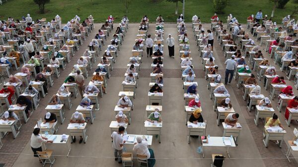 Абитуриенты во время вступительных экзаменов в вузы  - Sputnik Узбекистан
