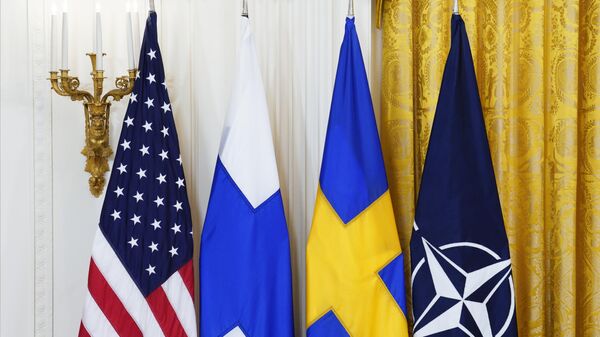 Флаги США, Финляндии, Швеции и НАТО (слева направо) - Sputnik Ўзбекистон