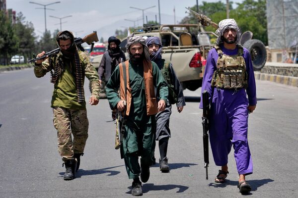 Боевики движения &quot;Талибан&quot;* охраняют место взрыва в Кабуле. Теракты здесь не редкость. - Sputnik Узбекистан