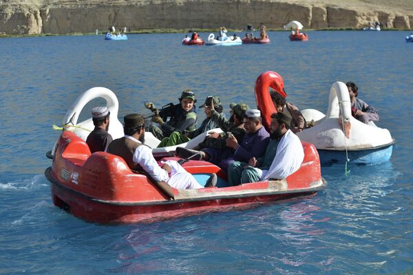 На этом снимке, сделанном 14 июля 2022 года, боевики движения &quot;Талибан&quot;* катаются по озере на лодке. - Sputnik Узбекистан