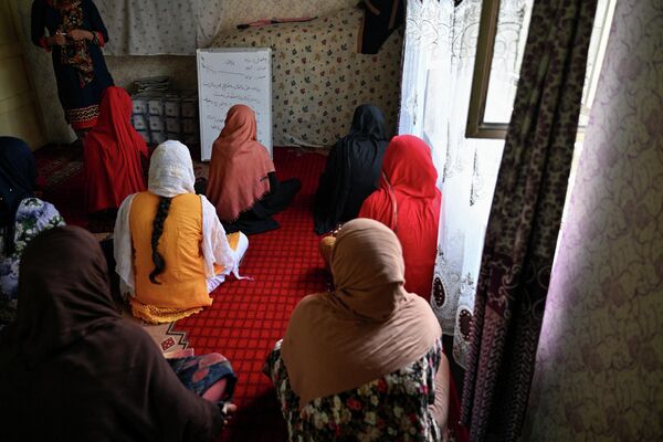 Девочки, обучающиеся в секретной школе в неизвестном месте в Афганистане. После прихода к власти талибов они не имеют возможности получить образование. - Sputnik Узбекистан