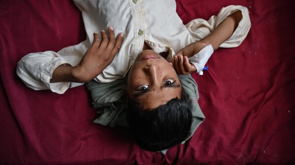 Больной холерой отдыхает в палате районной больницы Муса-Кала, Афганистан - Sputnik Ўзбекистон