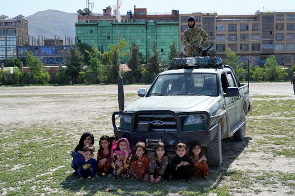 Афганские дети и боец &quot;Талибана&quot;*.  - Sputnik Узбекистан