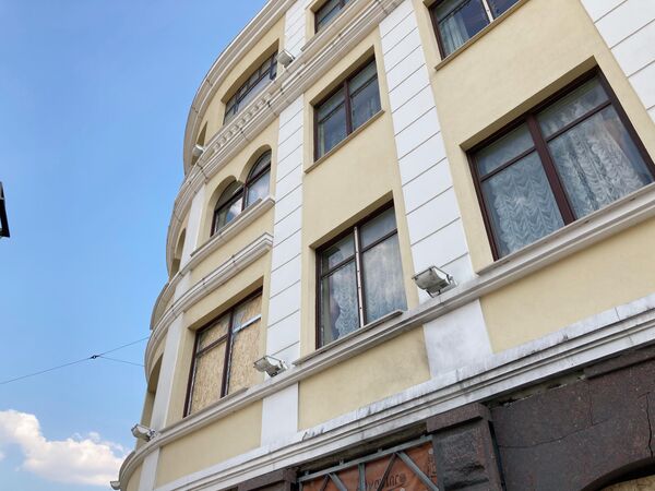 Отель &quot;Донецк Палас&quot;, пострадавший от обстрела ВСУ. - Sputnik Узбекистан