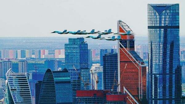 Строй тактическое крыло из истребителей Су-30СМ, Су-35С и бомбардировщиков Су-34 пролетает над деловым центром Москва-сити - Sputnik Узбекистан