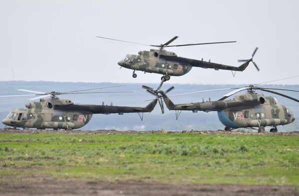 Вертолеты Ми-8 АМТШ на полевом аэродроме ВКС России в зоне проведения специальной военной операции - Sputnik Узбекистан