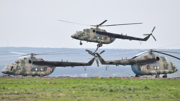 Вертолеты Ми-8 АМТШ на полевом аэродроме ВКС России в зоне проведения специальной военной операции - Sputnik Ўзбекистон